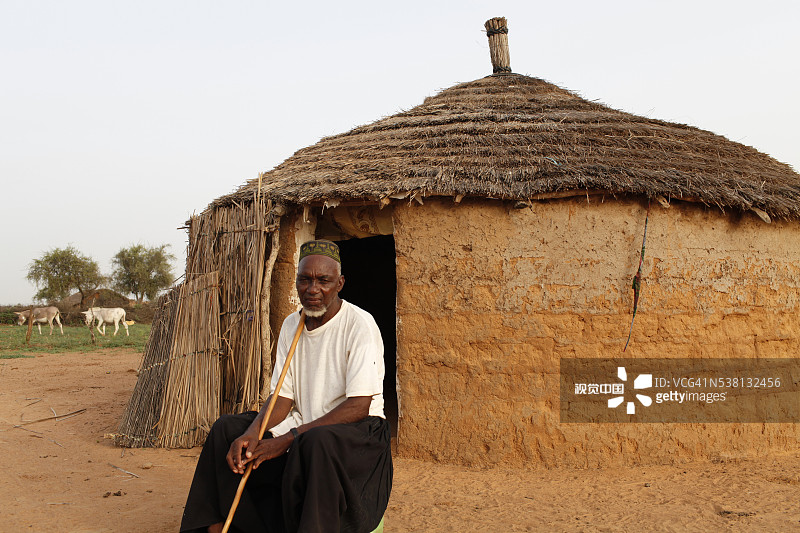 坐在小屋外的富拉尼族男人图片素材