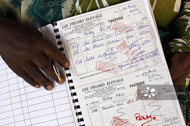 库姆巴·贝蒂通过小额信贷机构的贷款经营家禽养殖业务图片素材