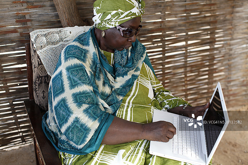 库姆巴·贝蒂通过小额信贷机构的贷款经营家禽养殖业务图片素材