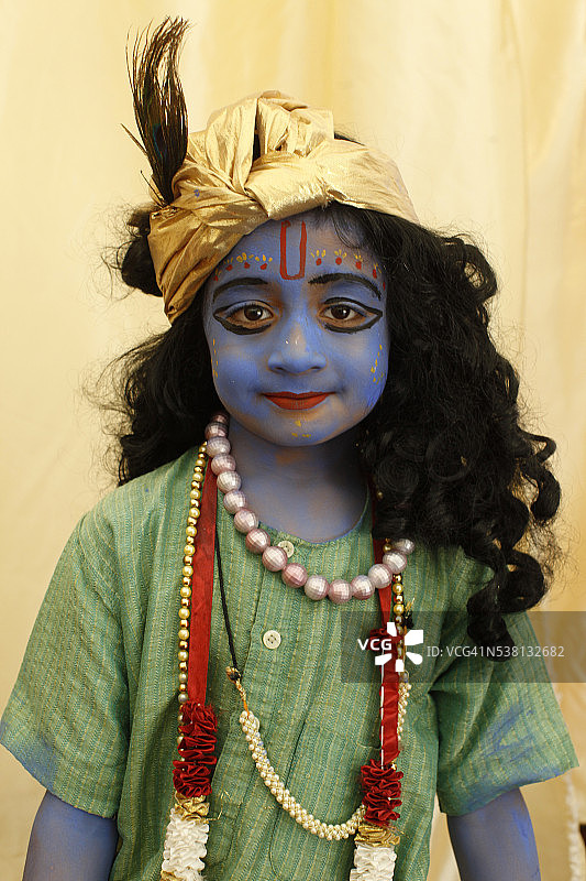 儿童在奉爱维丹塔庄园ISKCON（克里希纳知觉协会）寺庙模仿印度教神克里希纳图片素材