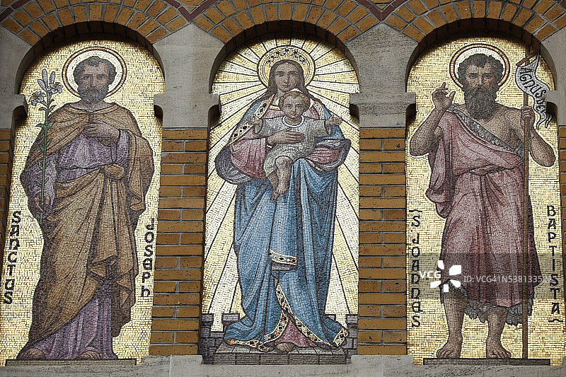 圣奥诺雷-德埃劳教堂立面马赛克：圣约瑟夫、圣母与圣子和圣约翰图片素材