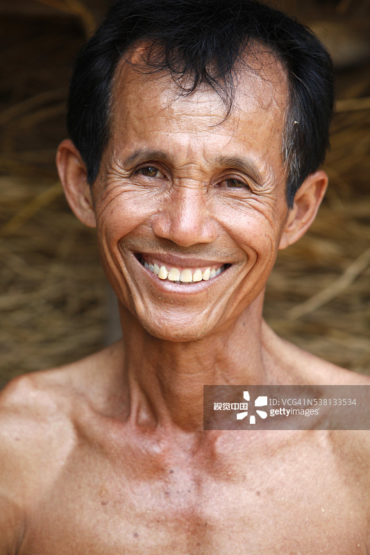 索姆·索特和妻子诺普·帕尼一起养猪，诺普·帕尼从TPC小额信贷公司获得了500美元的贷款图片素材