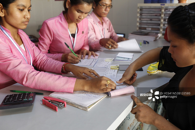 Chamroeun小额信贷公司Pochentong分公司的小额信贷报销，客户的拇指印图片素材