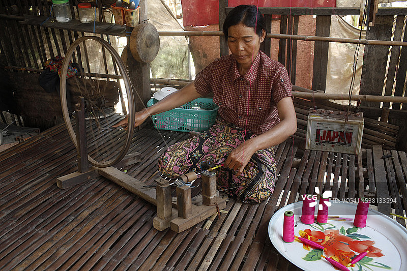小额信贷客户在Koh Dach（丝绸岛），Prak Iva村，Prak Takoy区，在家纺丝图片素材