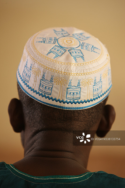 戴穆斯林帽子的男人图片素材