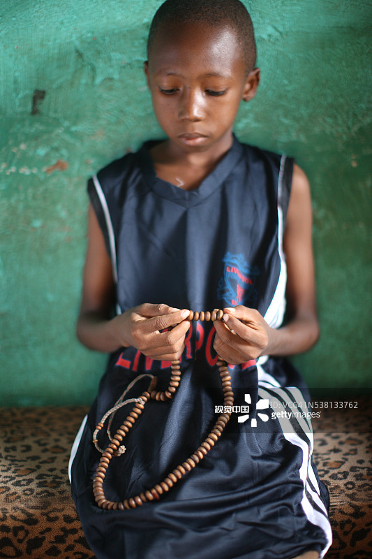 在家祈祷的非洲男孩图片素材