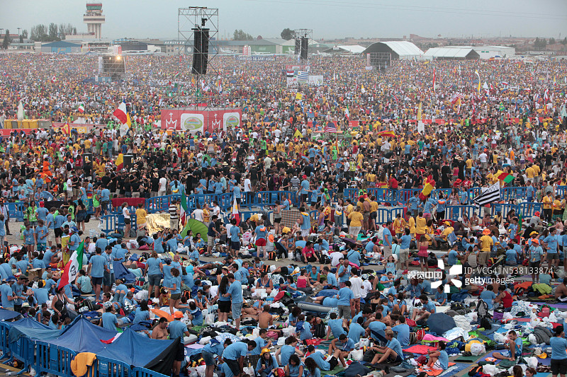 在昆特罗·文托斯机场参加世界青年日的朝圣者图片素材
