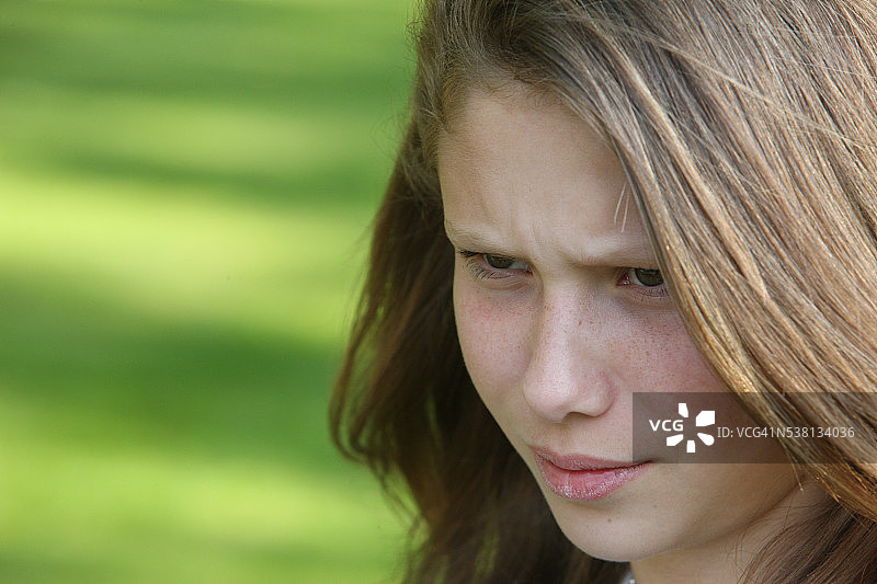 沉思的女孩图片素材