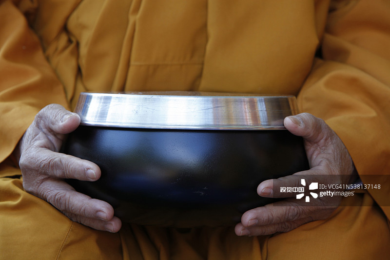 手持钵的佛教尼姑图片素材