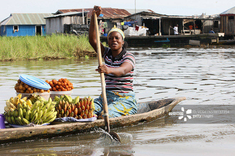 诺奎湖上甘维耶水上村庄的船只图片素材