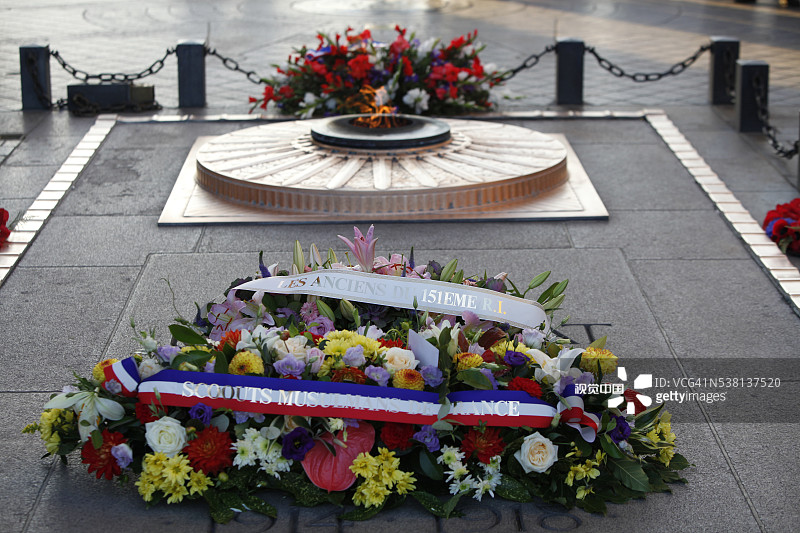 凯旋门下无名烈士墓前的鲜花图片素材