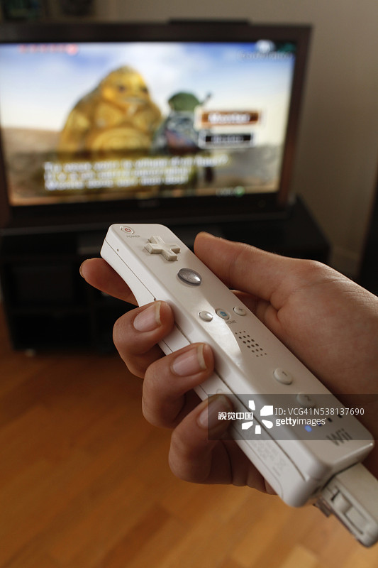 青少年玩Wii游戏图片素材