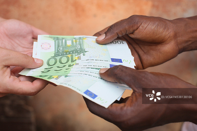 手持欧元的非洲人图片素材