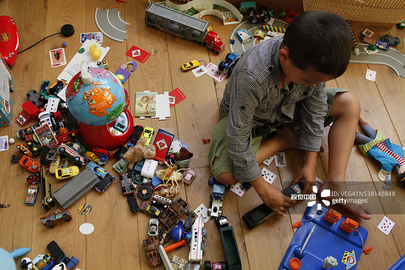 忙碌的孩子弄得一团糟图片素材