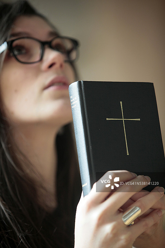 年轻女人在教堂里读圣经图片素材