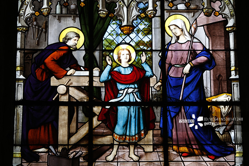 索镇圣约翰教堂的彩色玻璃：圣约瑟夫工坊中的圣家图片素材