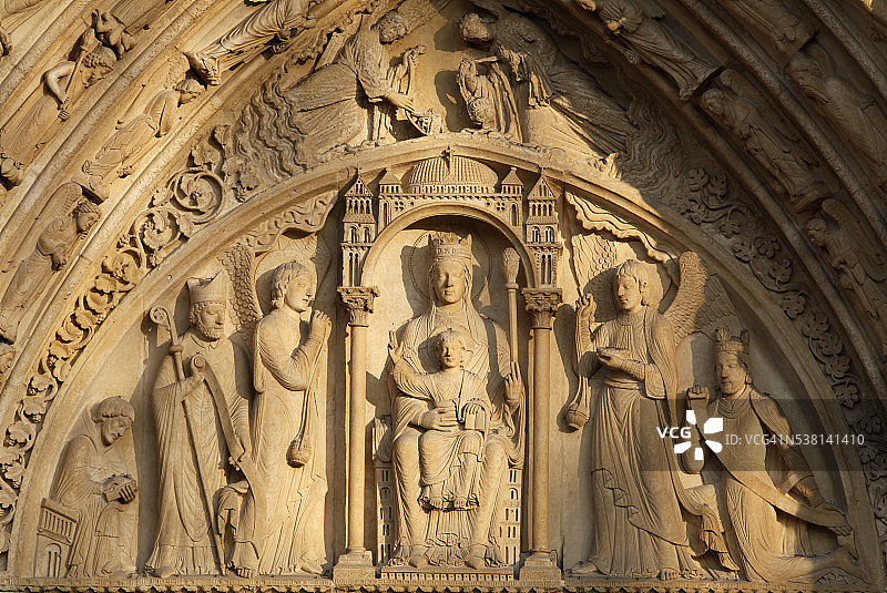 巴黎圣母院西立面：圣安娜之门上方的三角楣饰图片素材