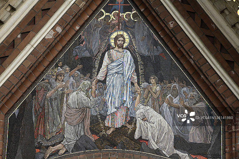 滴血救世主教堂外墙马赛克：基督帮助亚当和夏娃图片素材