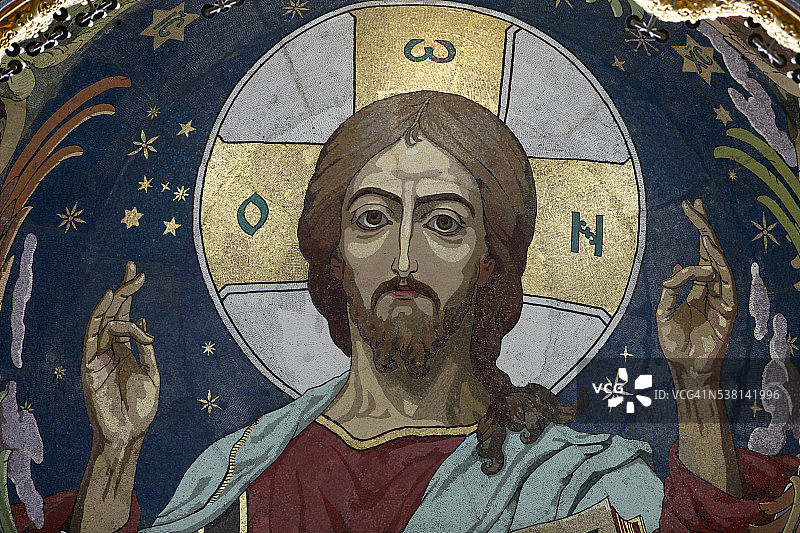 滴血救世主教堂或复活教堂中央穹顶的基督万能者马赛克，由尼古拉·哈拉莫夫设计图片素材