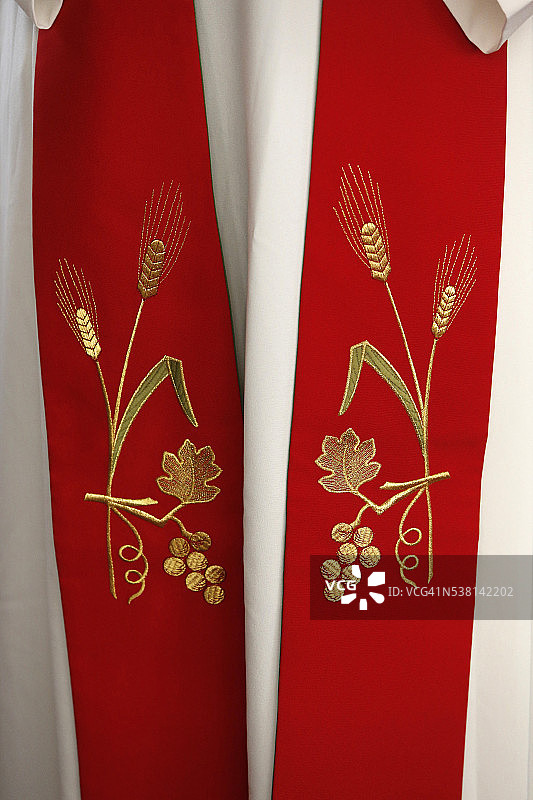 天主教神父的礼拜服图片素材