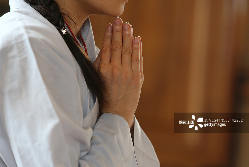 在佛教寺庙祈祷的修女图片素材