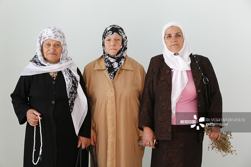 站在巴什巴尔马克清真寺的妇女图片素材