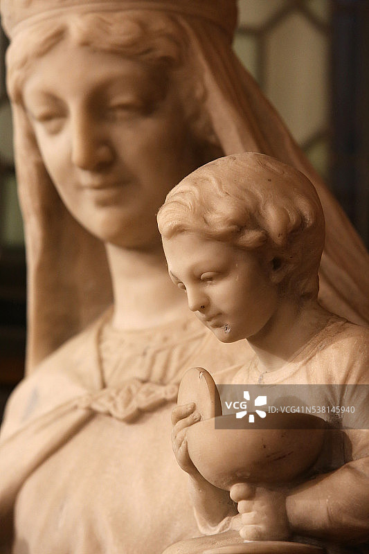 圣奥古斯丁教堂内的圣母与儿童雕塑图片素材