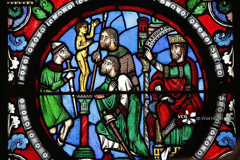圣丹尼斯大教堂圣莫里斯礼拜堂彩色玻璃窗：圣莫里斯与罗马底比斯军团，拒绝向罗马神祇献祭图片素材