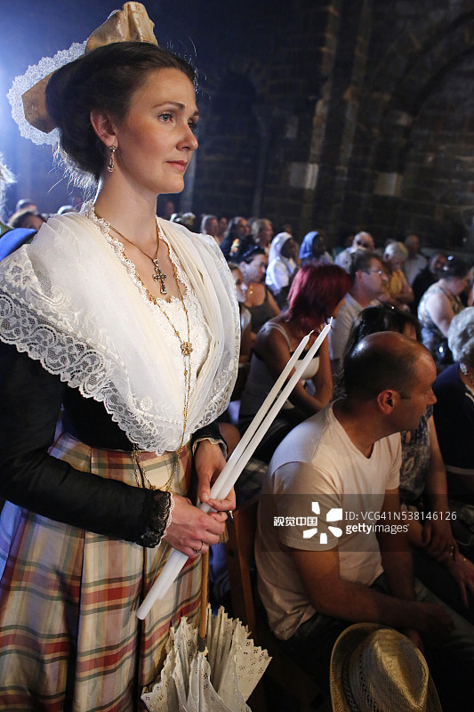 年轻女子在圣玛丽德拉梅尔教堂穿着传统服饰图片素材