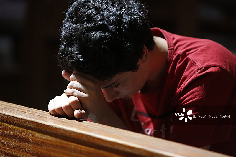 在教堂祈祷的青少年图片素材