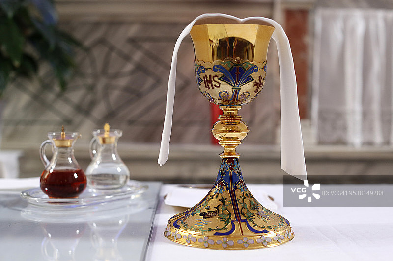 天主教堂祭坛上的礼拜物品图片素材