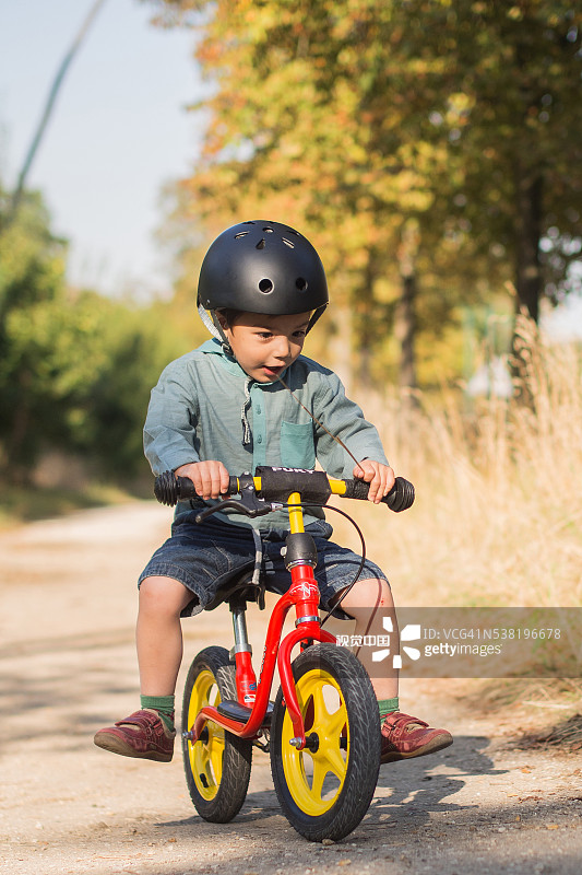 男孩学习骑自行车图片素材
