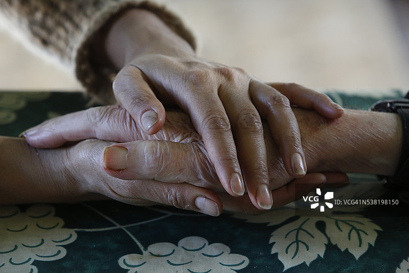 女人安慰老人图片素材