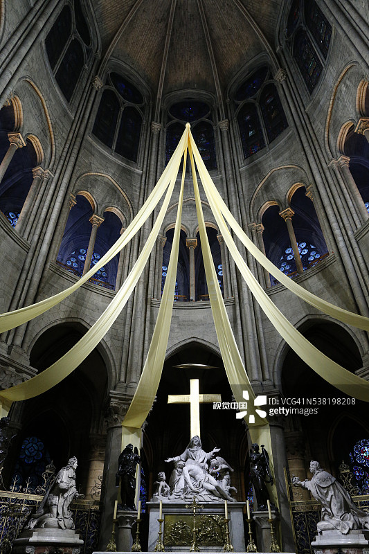 巴黎圣母院教堂的圣殇雕像，雕塑家尼古拉斯·库斯图图片素材