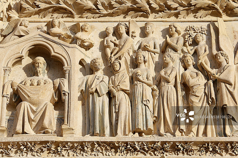 圣彼得带领获救者前往天堂之门。《最后的审判》。布尔日大教堂西部门户图片素材