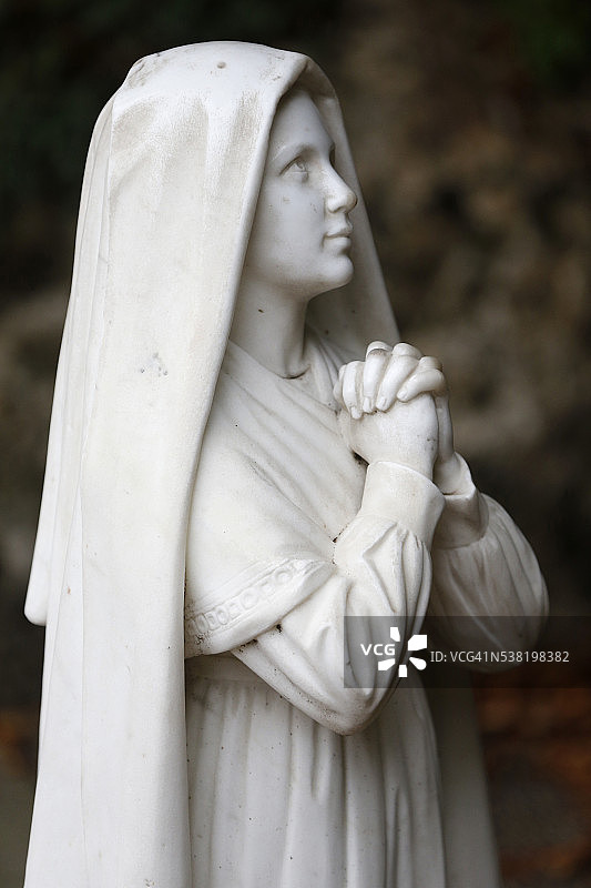 圣女伯尔纳德·苏比鲁雕像图片素材