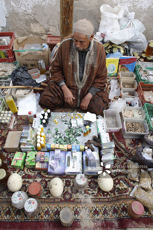 在杜兹每周集市上卖传统药材的男人图片素材