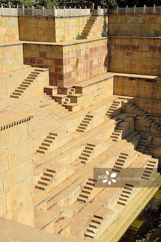 水井或阶梯井：17世纪的储水建筑图片素材