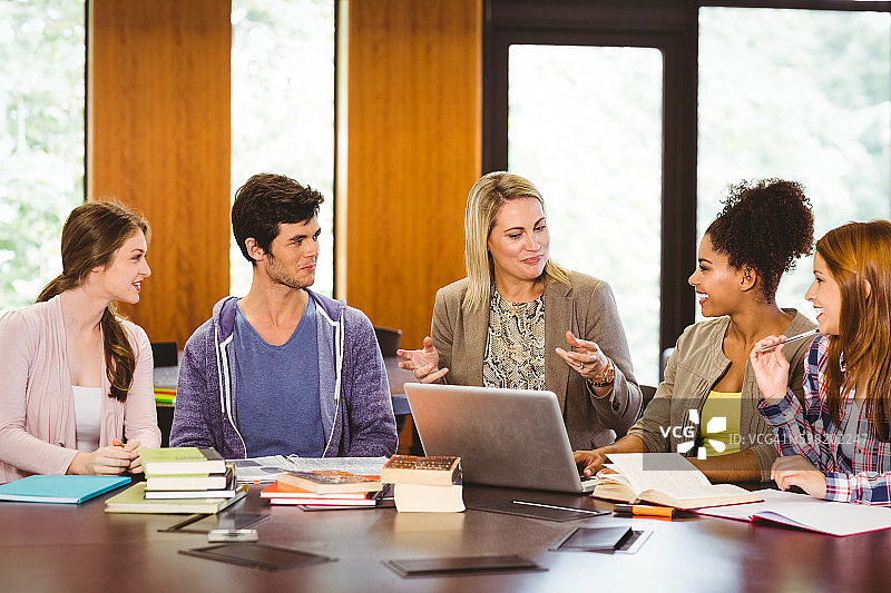 图书馆里微笑的女老师和学生们图片素材