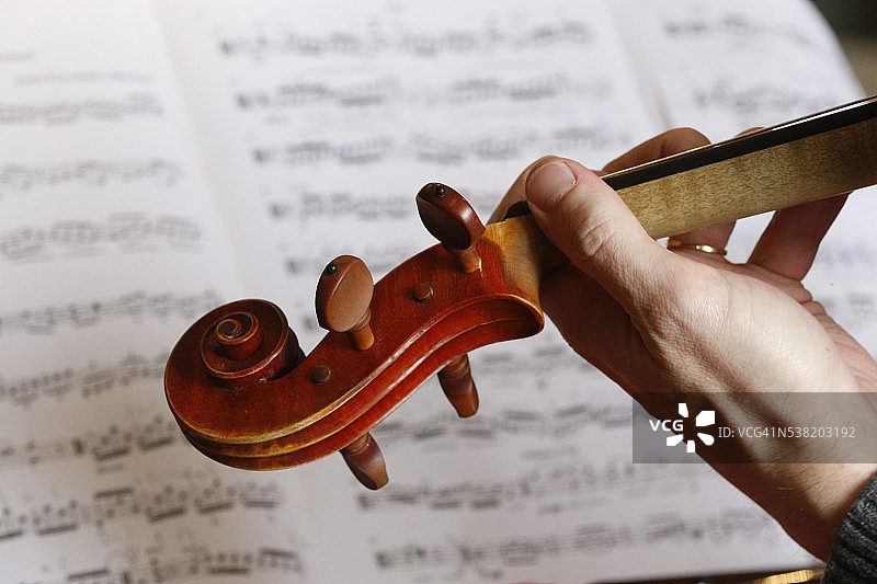 小提琴与古典乐谱图片素材
