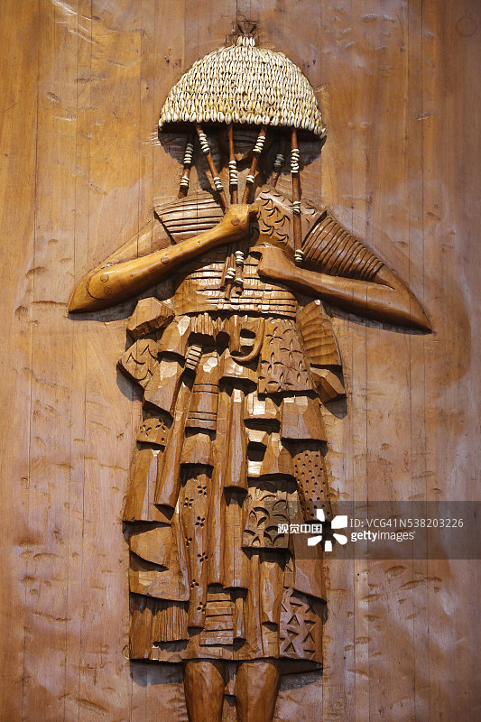 木雕浮雕：坎东布莱教神灵巴扬尼图片素材