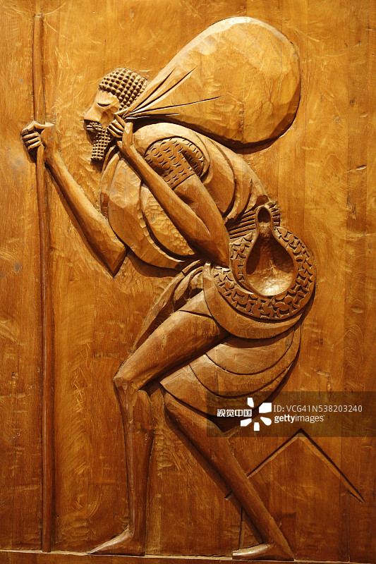 在萨尔瓦多巴伊亚的非裔巴西博物馆中，由艺术家卡里贝创作的描绘坎东布雷教（非裔巴西宗教）奥里沙（神像）奥尼莱的雕刻木制浮雕图片素材
