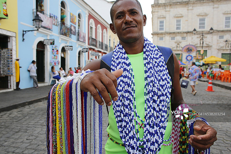 佩洛尼奥的萨尔瓦多街头狂欢节：项链小贩图片素材