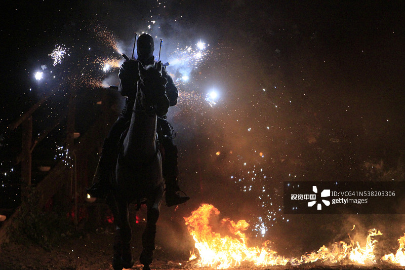 穿越火焰的骑士特技——骑士的传说——普罗万的中世纪节日图片素材