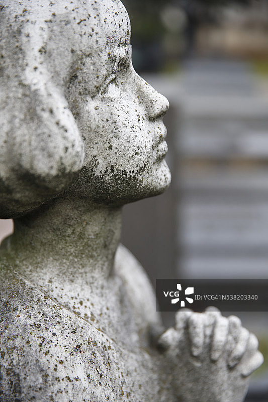 拉雪兹公墓，祈祷雕像的年轻女孩图片素材