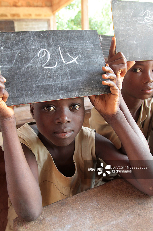 展示石板的非洲女学生数学课图片素材