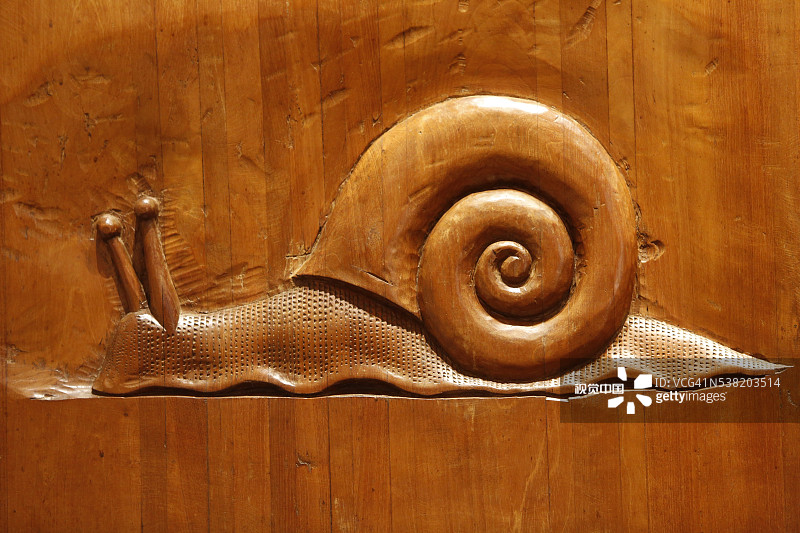 巴西非裔博物馆的雕刻木制浮雕：Candomblé神祇欧沙鲁凡的守护动物图片素材