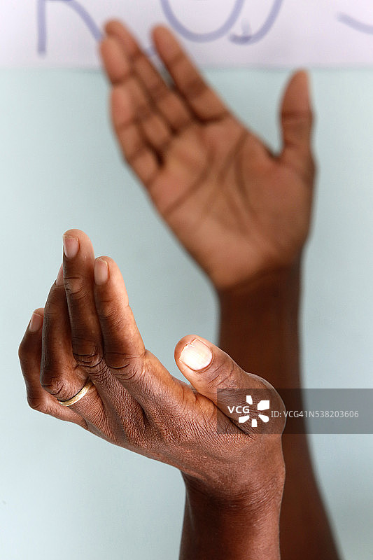 萨尔瓦多五旬节教堂里的敬拜者图片素材