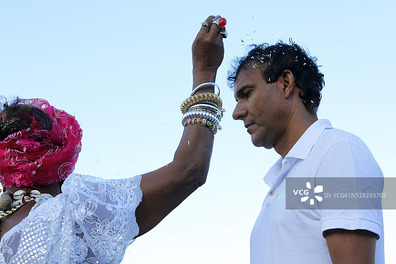 在里约热内卢的伊曼加节期间，坎东布雷女祭司举行仪式图片素材