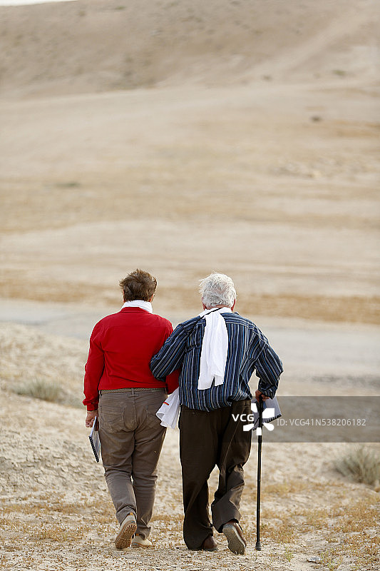 圣地朝圣之旅：犹地亚沙漠中的朝圣者图片素材